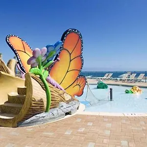 Laketown Wharf Resort: Family-friendly Beachfront With Views Aparthotel